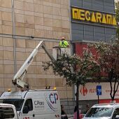 Instalación del cableado junto al Centro Comercial Vialia