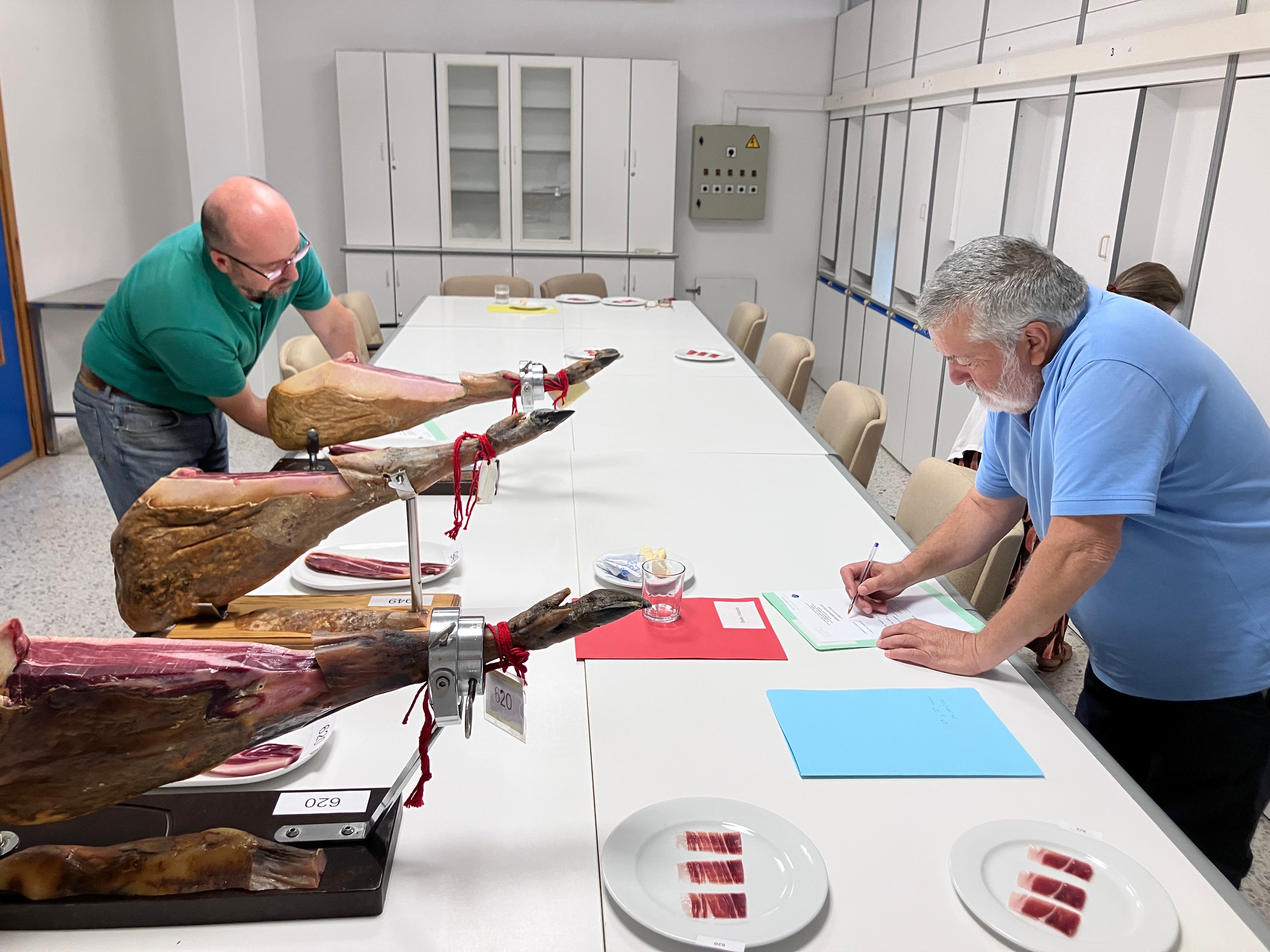 Un total de ocho jueces expertos deciden los seis jamones finalistas al 'Premio Espiga Jamones Ibéricos DOP Dehesa de Extremadura' Un total de ocho jueces expertos deciden los seis jamones finalistas al 'Premio Espiga Jamones Ibéricos DOP Dehesa de Extremadura'