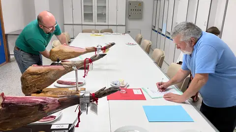 Un total de ocho jueces expertos deciden los seis jamones finalistas al 'Premio Espiga Jamones Ibéricos DOP Dehesa de Extremadura' Un total de ocho jueces expertos deciden los seis jamones finalistas al 'Premio Espiga Jamones Ibéricos DOP Dehesa de Extremadura'