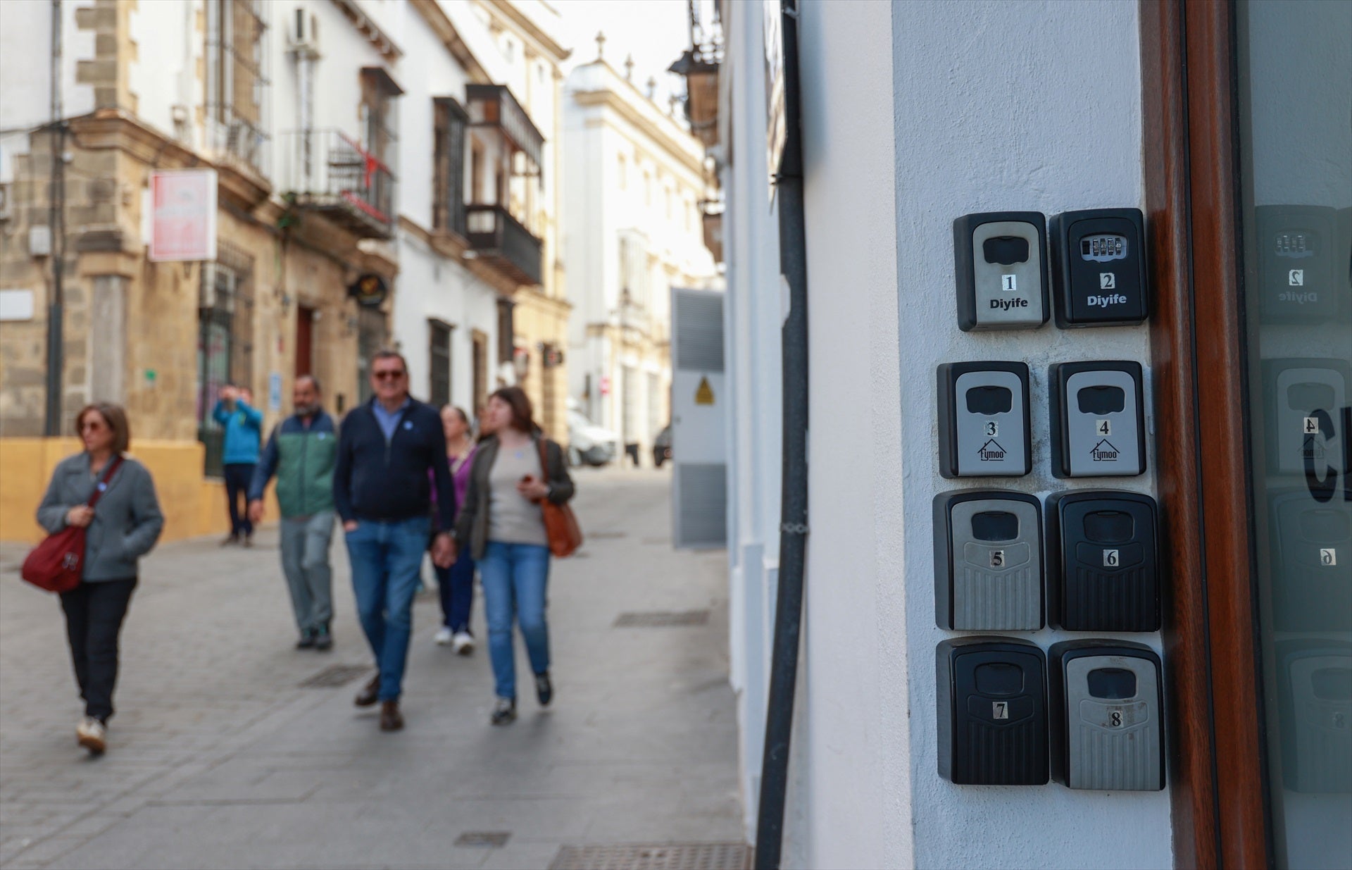 El Gobierno rebaja su propuesta para los pisos turísticos: finalmente plantea un IVA del 10% y no del 21%. El Gobierno rebaja su propuesta para los pisos turísticos: finalmente plantea un IVA del 10% y no del 21%.