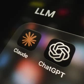 Iconos de Claude y ChatGPT en un móvil Iconos de Claude y ChatGPT en un móvil