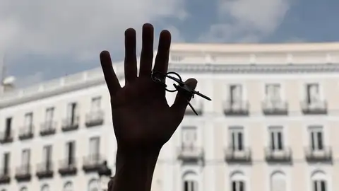 Varias personas zarandean manosjos de llaves mientras unas mil personas continúan acampadas este martes Varias personas zarandean manosjos de llaves mientras unas mil personas continúan acampadas este martes