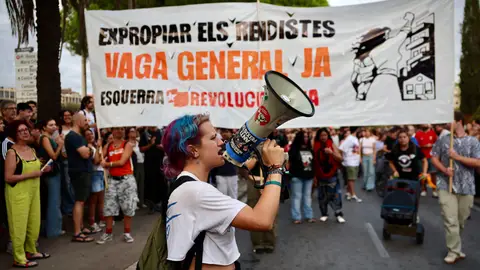 El Sindicat de Llogateres veu amb recel la divisió del 'decret Maricarmen' El Sindicat de Llogateres veu amb recel la divisió del 'decret Maricarmen'