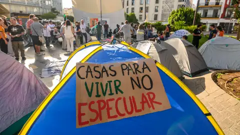 Medio centenar de personas acampan en la Plaza de la Encarnación de Sevilla Medio centenar de personas acampan en la Plaza de la Encarnación de Sevilla