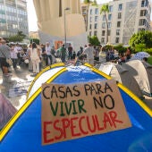 Medio centenar de personas acampan en la Plaza de la Encarnación de Sevilla