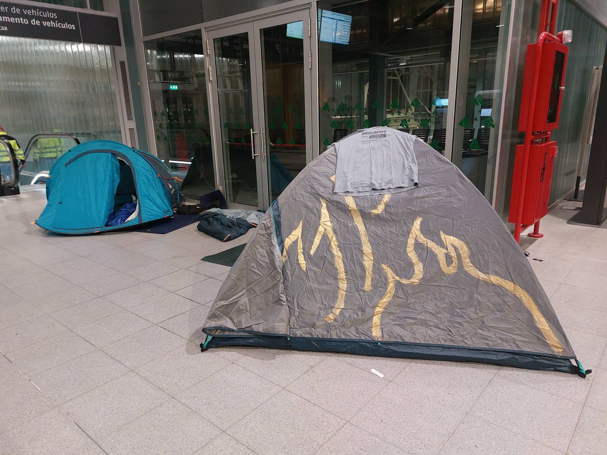 Desalojada esta mañana la Estación Intermodal de Santiago tras una acampada para protestar por el problema de acceso a la vivienda Desalojada esta mañana la Estación Intermodal de Santiago tras una acampada para protestar por el problema de acceso a la vivienda
