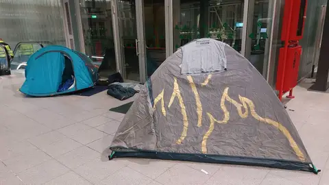 Desalojada esta mañana la Estación Intermodal de Santiago tras una acampada para protestar por el problema de acceso a la vivienda Desalojada esta mañana la Estación Intermodal de Santiago tras una acampada para protestar por el problema de acceso a la vivienda