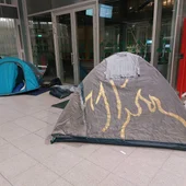 Desalojada esta mañana la Estación Intermodal de Santiago tras una acampada para protestar por el problema de acceso a la vivienda Desalojada esta mañana la Estación Intermodal de Santiago tras una acampada para protestar por el problema de acceso a la vivienda