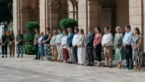 Castellón guarda un minuto de silencio por la mujer asesinada en Benidorm Castellón guarda un minuto de silencio por la mujer asesinada en Benidorm
