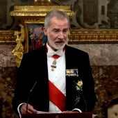 El rey Felipe VI ofrece un discurso en el Palacio Real durante la cena de gala con motivo de la visita de Emmanuel Macron
