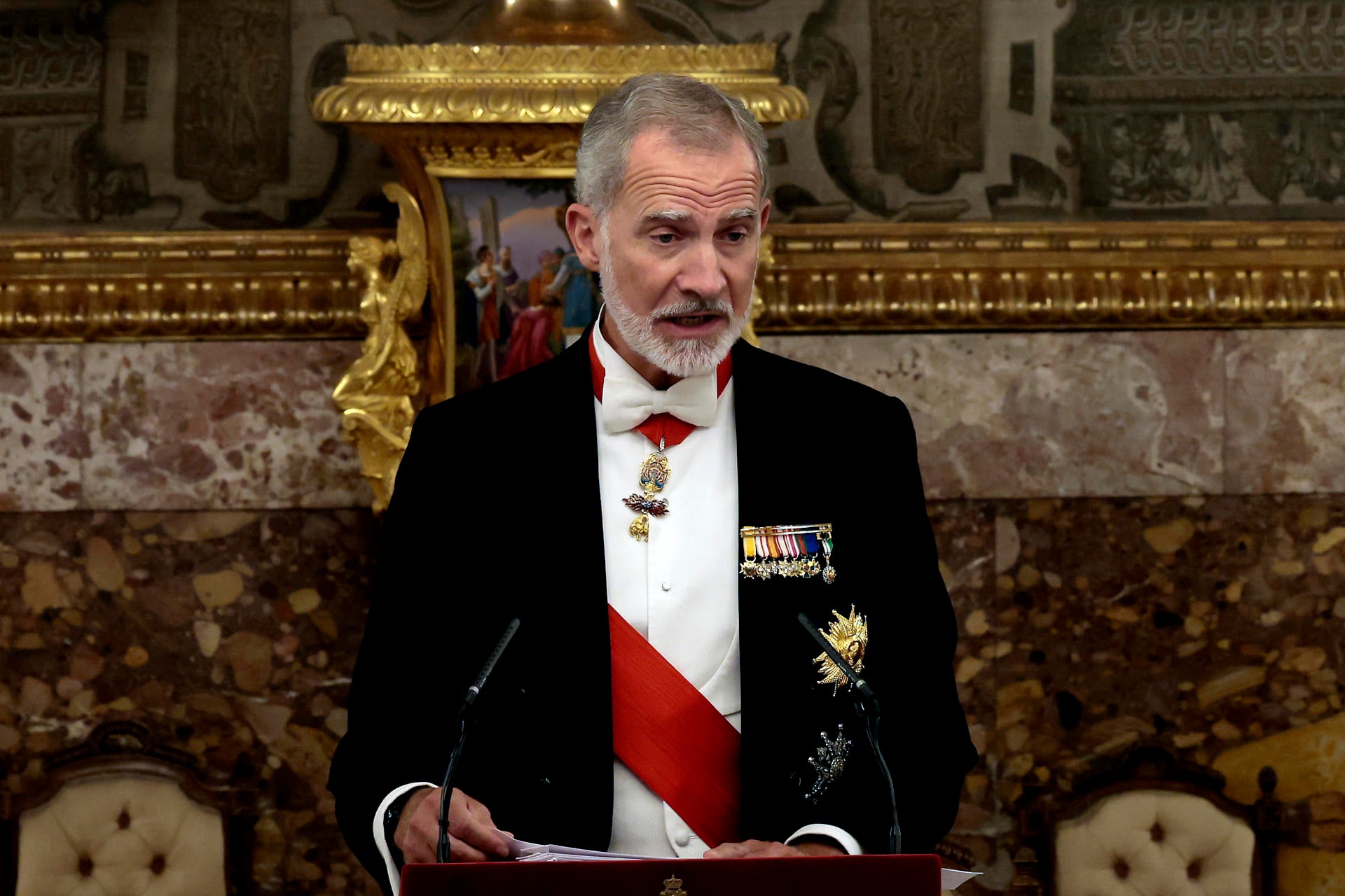 El rey Felipe VI ofrece un discurso en el Palacio Real durante la cena de gala con motivo de la visita de Emmanuel Macron El rey Felipe VI ofrece un discurso en el Palacio Real durante la cena de gala con motivo de la visita de Emmanuel Macron