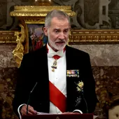 El rey Felipe VI ofrece un discurso en el Palacio Real durante la cena de gala con motivo de la visita de Emmanuel Macron El rey Felipe VI ofrece un discurso en el Palacio Real durante la cena de gala con motivo de la visita de Emmanuel Macron