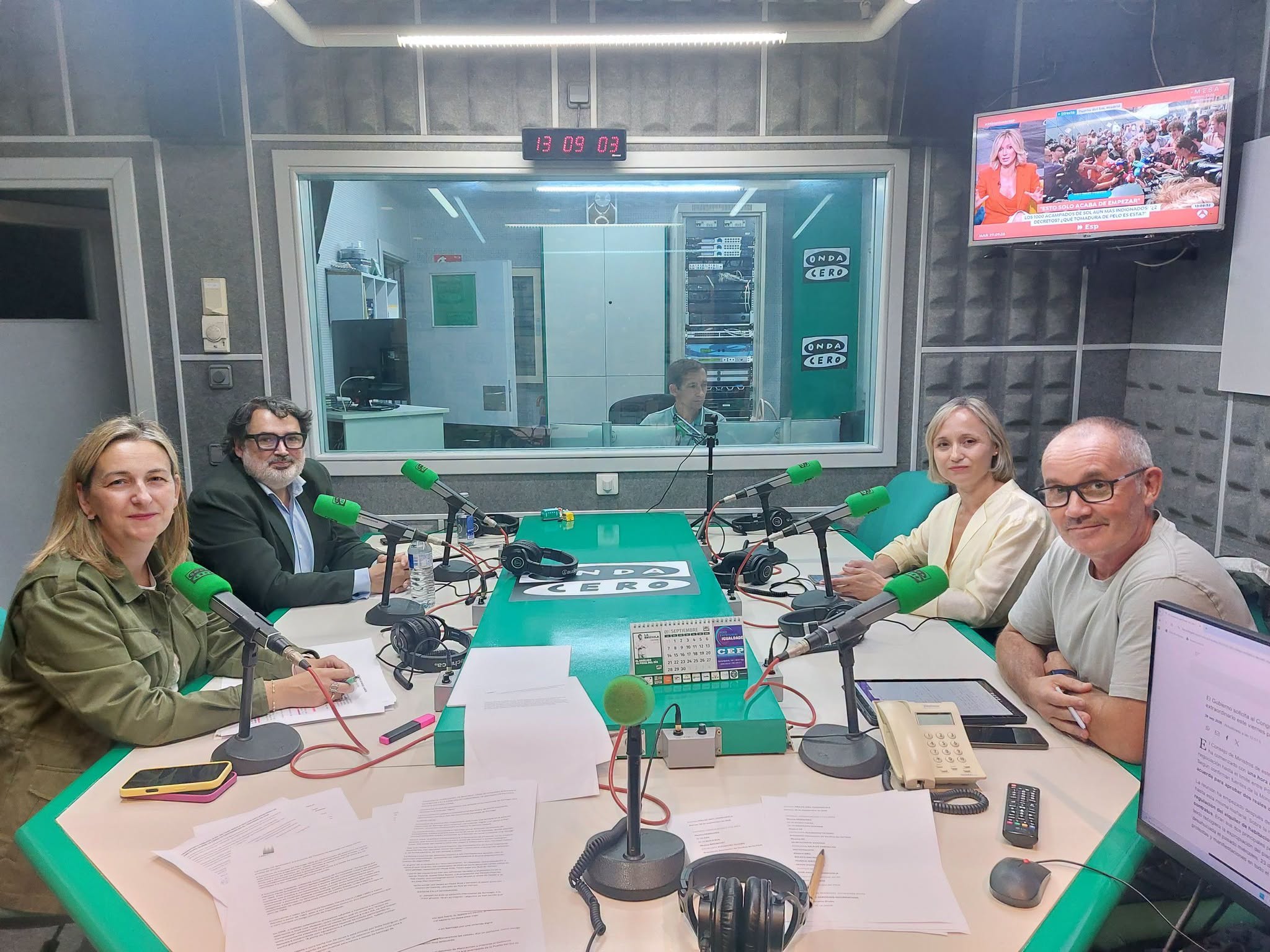 El gobierno de Santiago defiende las rutas y frecuencias del nuevo contrato de transporte mientras la oposición reclama más información a los usuarios del bus El gobierno de Santiago defiende las rutas y frecuencias del nuevo contrato de transporte mientras la oposición reclama más información a los usuarios del bus