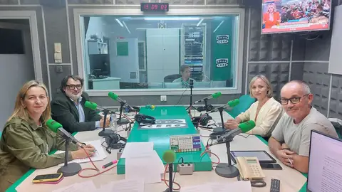 El gobierno de Santiago defiende las rutas y frecuencias del nuevo contrato de transporte mientras la oposición reclama más información a los usuarios del bus El gobierno de Santiago defiende las rutas y frecuencias del nuevo contrato de transporte mientras la oposición reclama más información a los usuarios del bus