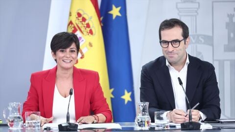 La ministra de Vivienda y Agenda Urbana, Isabel Rodríguez, y el vicepresidente primero y ministro de Economía, Comercio y Empresa, Carlos Cuerpo, durante la rueda de prensa posterior al Consejo de Ministros La ministra de Vivienda y Agenda Urbana, Isabel Rodríguez, y el vicepresidente primero y ministro de Economía, Comercio y Empresa, Carlos Cuerpo, durante la rueda de prensa posterior al Consejo de Ministros
