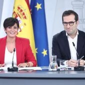 La ministra de Vivienda y Agenda Urbana, Isabel Rodríguez, y el vicepresidente primero y ministro de Economía, Comercio y Empresa, Carlos Cuerpo, durante la rueda de prensa posterior al Consejo de Ministros