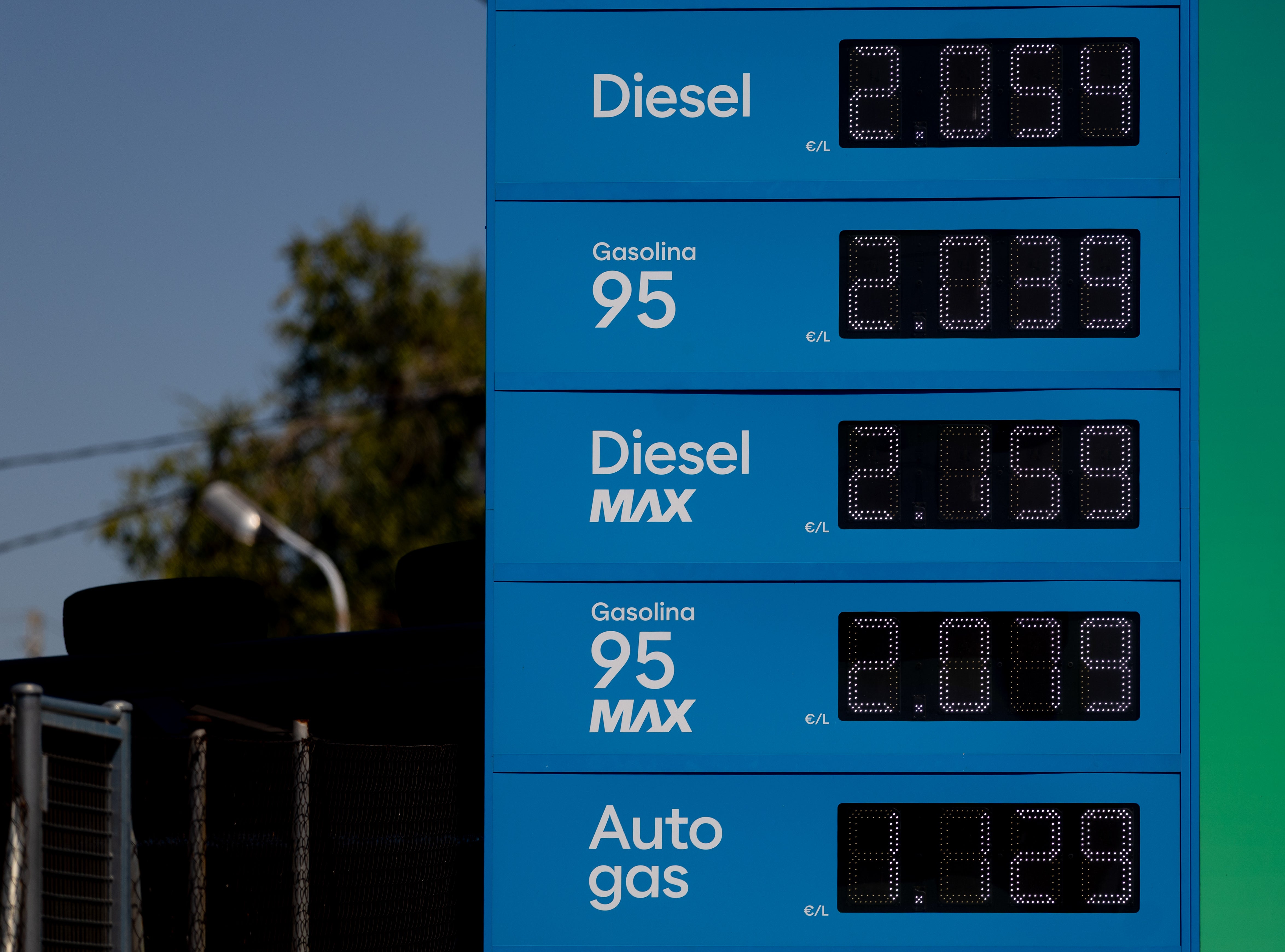 Un cartel con los precios de la gasolina y el diésel a 21 de septiembre en Madrid Un cartel con los precios de la gasolina y el diésel a 21 de septiembre en Madrid