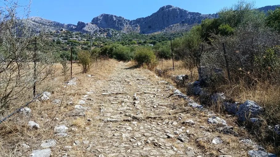 Sendero de la calzada romana en Ubrique. Sendero de la calzada romana en Ubrique.