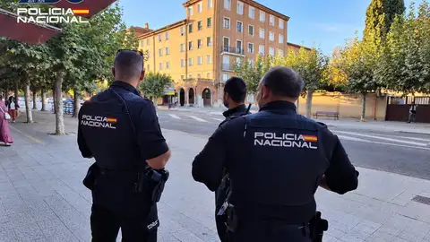 La Policía Nacional detiene a dos varones por el hurto de un móvil en una clínica de Palencia .