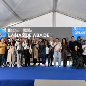 El presidente de la Xunta entrega en Santiago 24 viviendas públicas en Lamas de Abade y avanza que el alquiler social no empezará a pagarse hasta diciembre