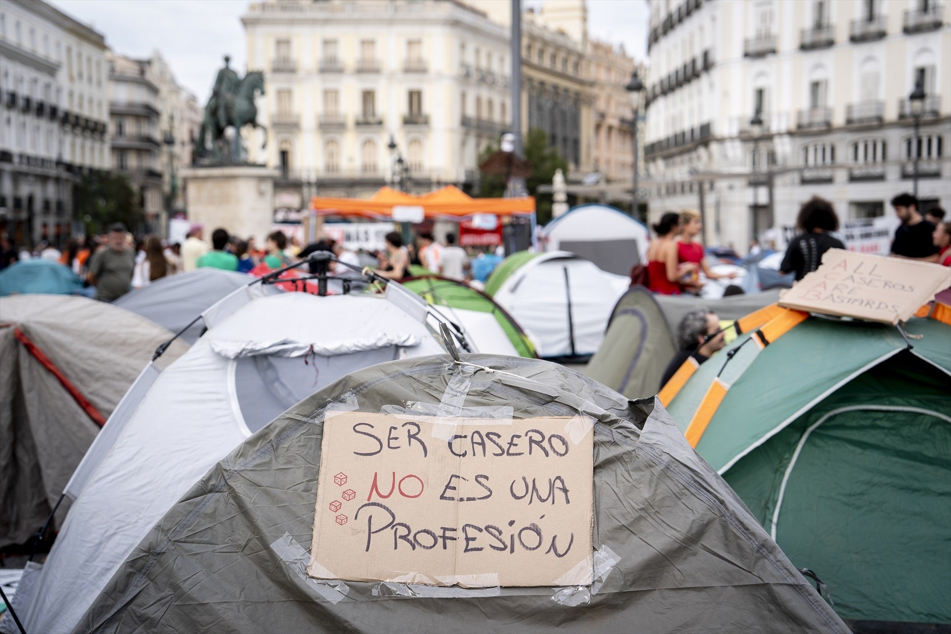 Numerosas personas en la concentración en Sol para protestar por la situación de la vivienda en España. Numerosas personas en la concentración en Sol para protestar por la situación de la vivienda en España.