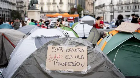 Numerosas personas en la concentración en Sol para protestar por la situación de la vivienda en España. Numerosas personas en la concentración en Sol para protestar por la situación de la vivienda en España.