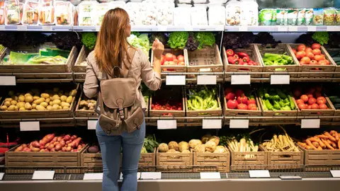 Una mujer hace la compra en un supermercado Una mujer hace la compra en un supermercado