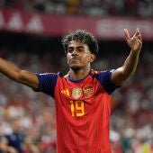Lamine Yamal celebra un gol con España