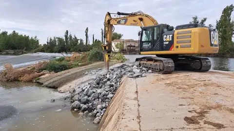 La CHD recupera la dinámica fluvial natural del río Pisuerga con la retirada del azud de Mazariegos .