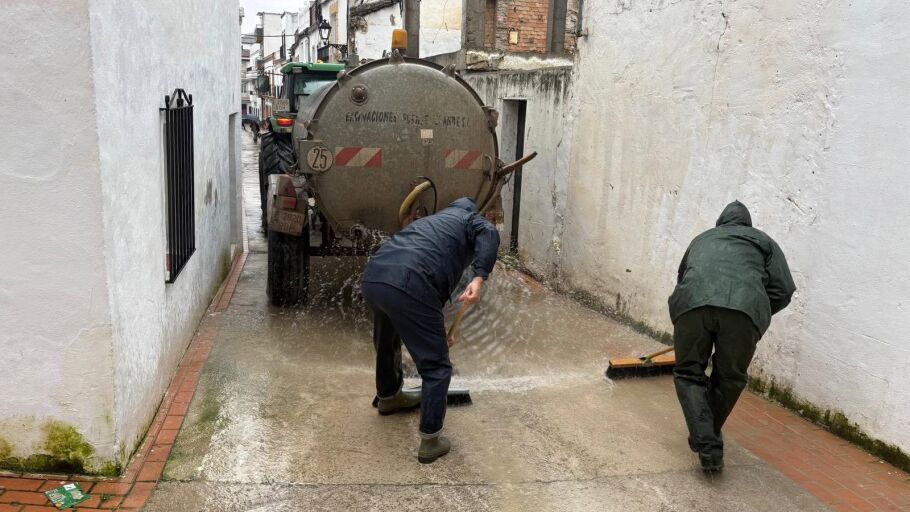 Un cami&oacute;n limpiando las calles de Alcal&aacute; del Valle durante las borrascas