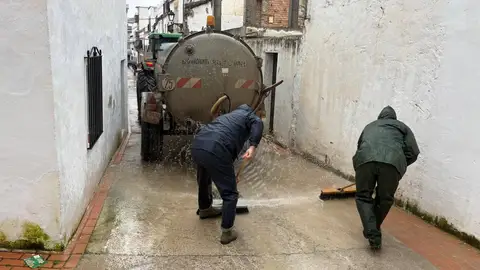 Un camión limpiando las calles de Alcalá del Valle durante las borrascas Un camión limpiando las calles de Alcalá del Valle durante las borrascas