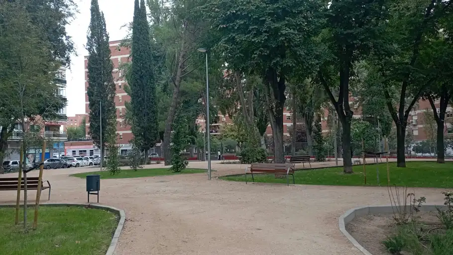 La plaza del príncipe Carlos del barrio alcalaíno de Juan de Austria queda reconvertida en parque estancial con área canina y nuevas praderas de césped Plaza del Príncipe Carlos de Alcalá de Henares
