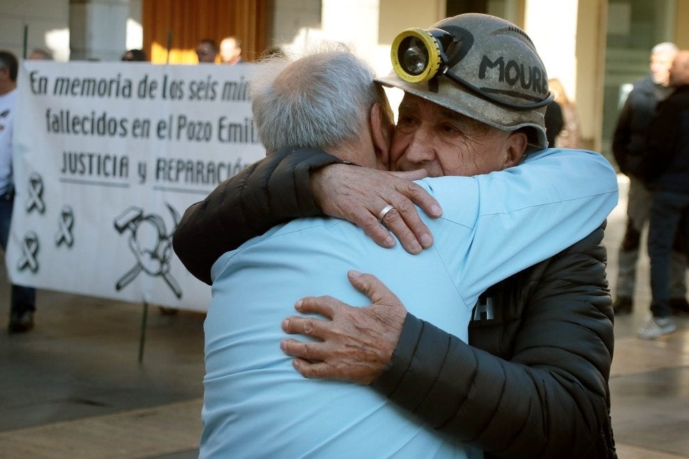 Moure, padre de uno de los mineros fallecidos: «Yo solo quería que pusiera en el periódico 'culpables'. A la cárcel no iban a ir, pero fíjate si nos conformábamos con poco» Moure, padre de uno de los mineros fallecidos: «Yo solo quería que pusiera en el periódico 'culpables'. A la cárcel no iban a ir, pero fíjate si nos conformábamos con poco»