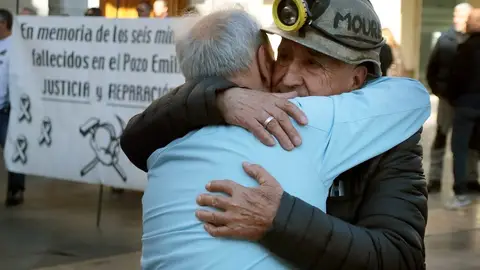 Moure, padre de uno de los mineros fallecidos: «Yo solo quería que pusiera en el periódico 'culpables'. A la cárcel no iban a ir, pero fíjate si nos conformábamos con poco» Moure, padre de uno de los mineros fallecidos: «Yo solo quería que pusiera en el periódico 'culpables'. A la cárcel no iban a ir, pero fíjate si nos conformábamos con poco»