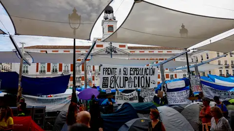 Vista de la Puerta del Sol donde las personas se concentran para protestar por la situación de la vivienda. Vista de la Puerta del Sol donde las personas se concentran para protestar por la situación de la vivienda.