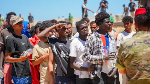 Un grupo de migrantes en la playa del Trampolín Un grupo de migrantes en la playa del Trampolín