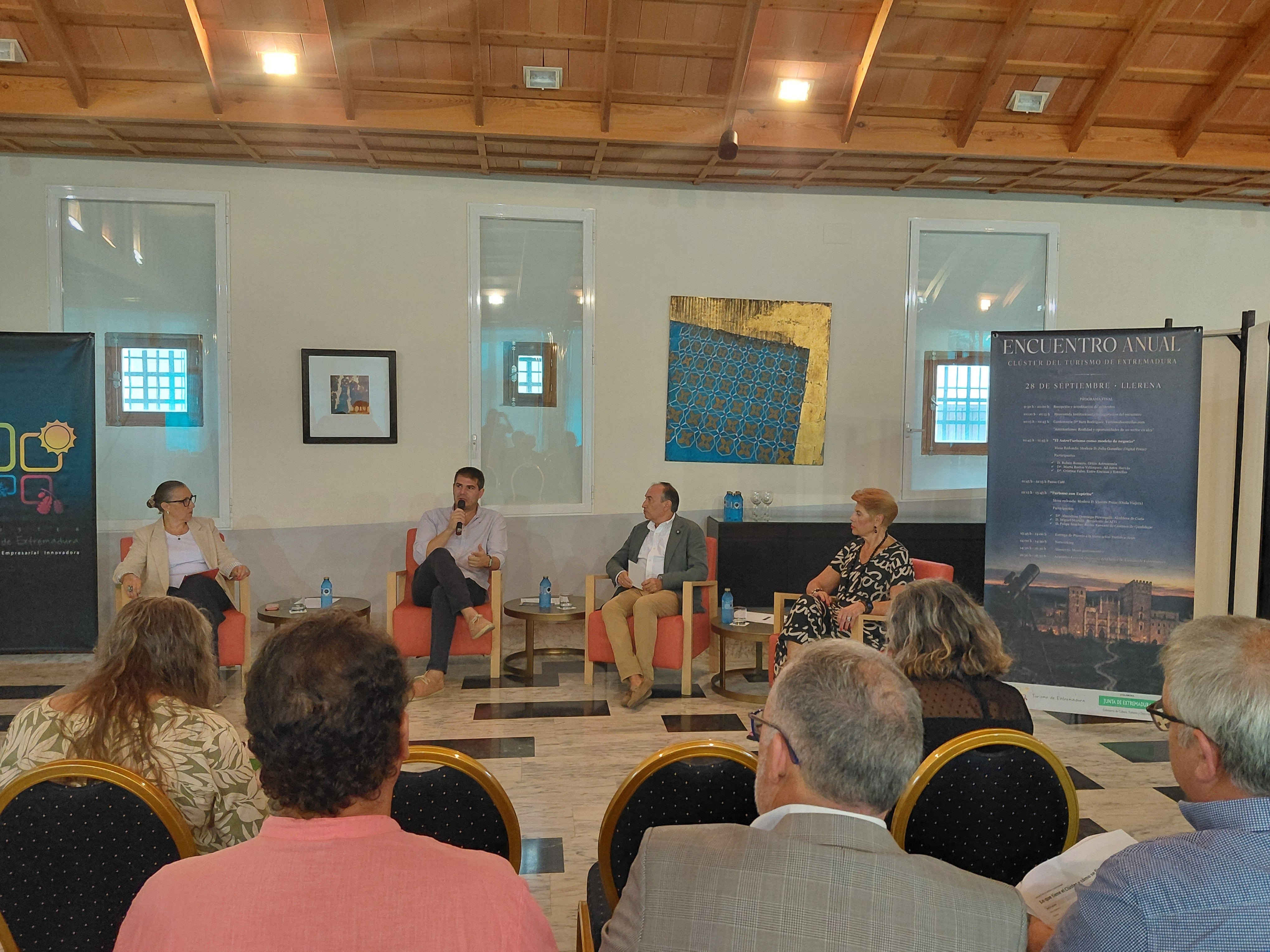 El Clúster del Turismo de Extremadura celebra su encuentro anual con el Astroturismo y el turismo religioso como referentes El Clúster del Turismo de Extremadura celebra su encuentro anual con el Astroturismo y el turismo religioso como referentes