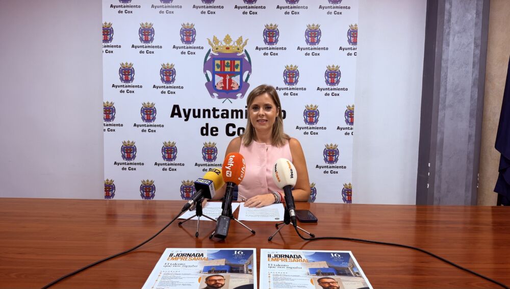  Ana Isabel Fulleda, concejala de Desarrollo Local y Comercio de Cox
