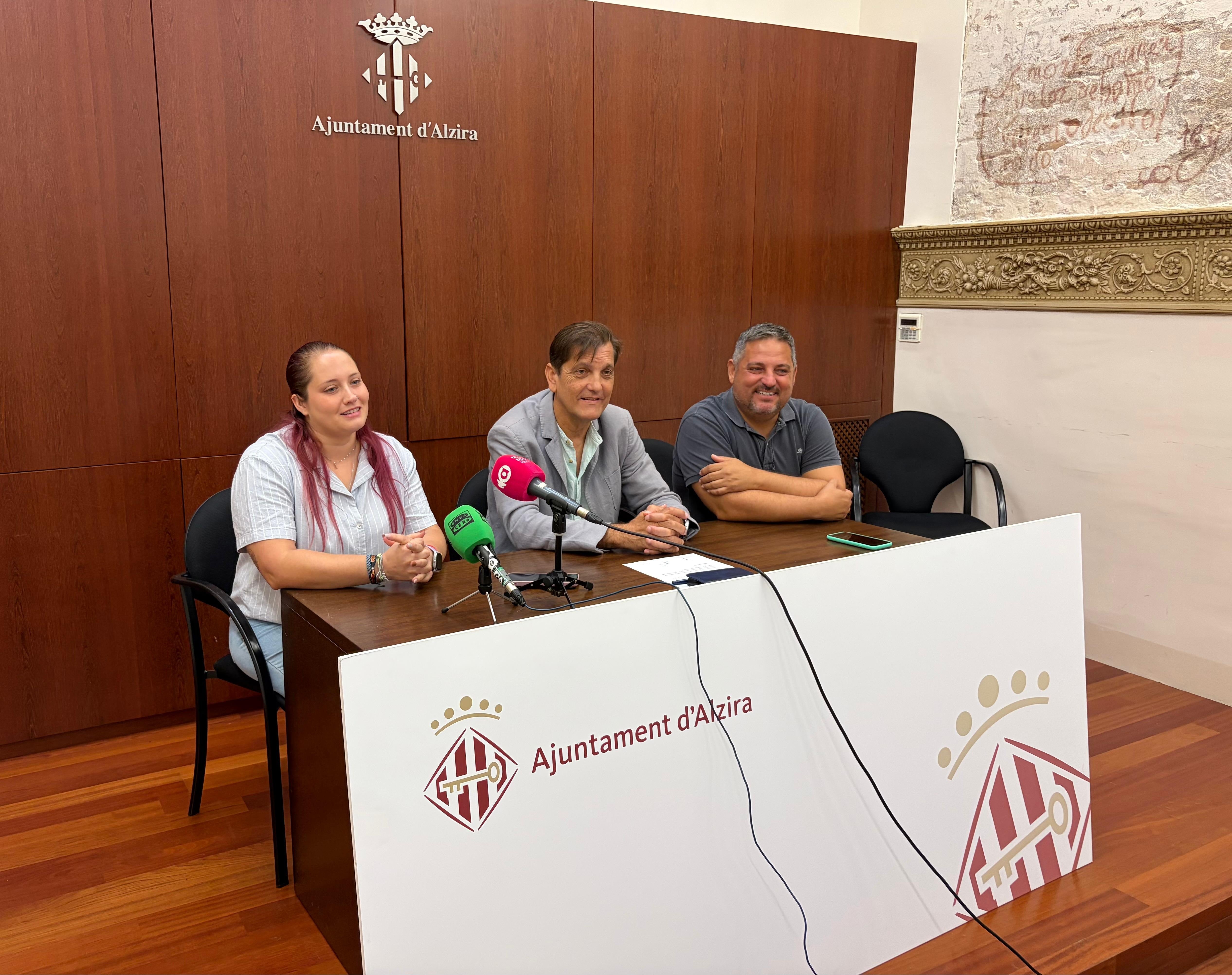 La Falla Sant Joan de Alzira reutilizará el plástico para hacer bancos isquiáticos La Falla Sant Joan de Alzira reutilizará el plástico para hacer bancos isquiáticos