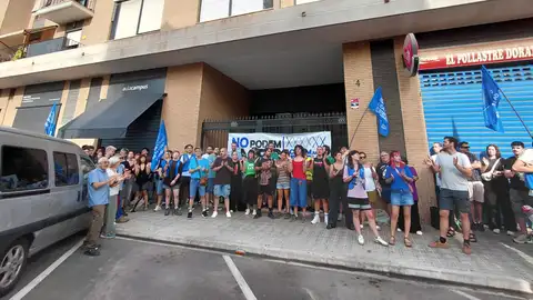 El Sindicat se ha concentrado a las puertas de la vivienda de Daniel. El Sindicat se ha concentrado a las puertas de la vivienda de Daniel.