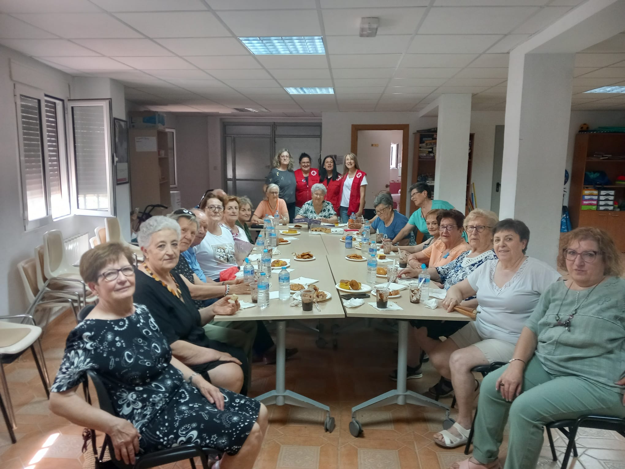 Cruz Roja ayudó a mejorar la vida de más de 231.000 personas mayores y cuidadoras en España en 2025 Cruz Roja ayudó a mejorar la vida de más de 231.000 personas mayores y cuidadoras en España en 2025