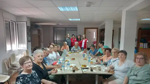 Cruz Roja ayudó a mejorar la vida de más de 231.000 personas mayores y cuidadoras en España en 2025 Cruz Roja ayudó a mejorar la vida de más de 231.000 personas mayores y cuidadoras en España en 2025