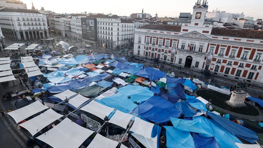 Vista a&eacute;rea de las tiendas de los acampados este martes en la Plaza del Sol