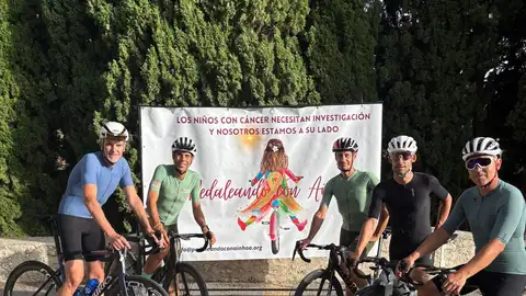 Parte de los ciclistas que realizarán el reto. Parte de los ciclistas que realizarán el reto.