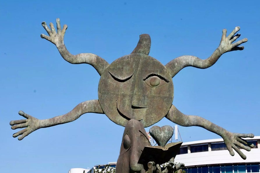 El Ayuntamiento repara la escultura de Ripollés a la que el viento arrancó un brazo El Ayuntamiento repara la escultura de Ripollés a la que el viento arrancó un brazo