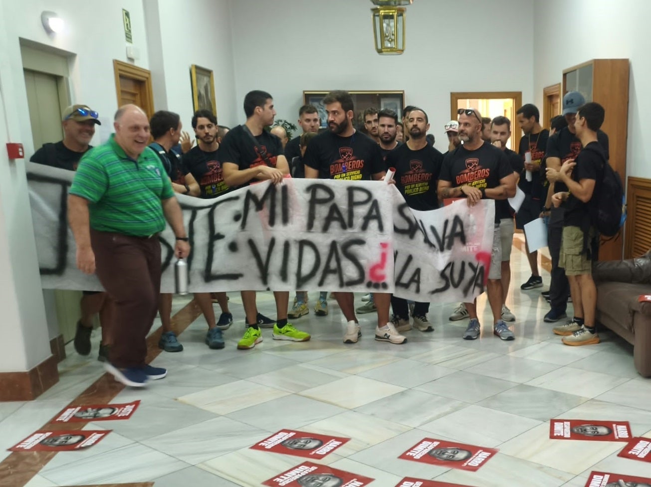Los bomberos protestan en la Diputación de Teruel Los bomberos protestan en la Diputación de Teruel