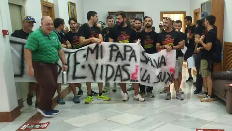 Los bomberos protestan en la Diputación de Teruel Los bomberos protestan en la Diputación de Teruel