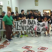 Los bomberos protestan en la Diputación de Teruel Los bomberos protestan en la Diputación de Teruel