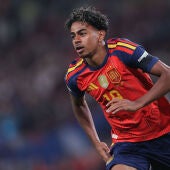 Lamine Yamal durante un partido con España