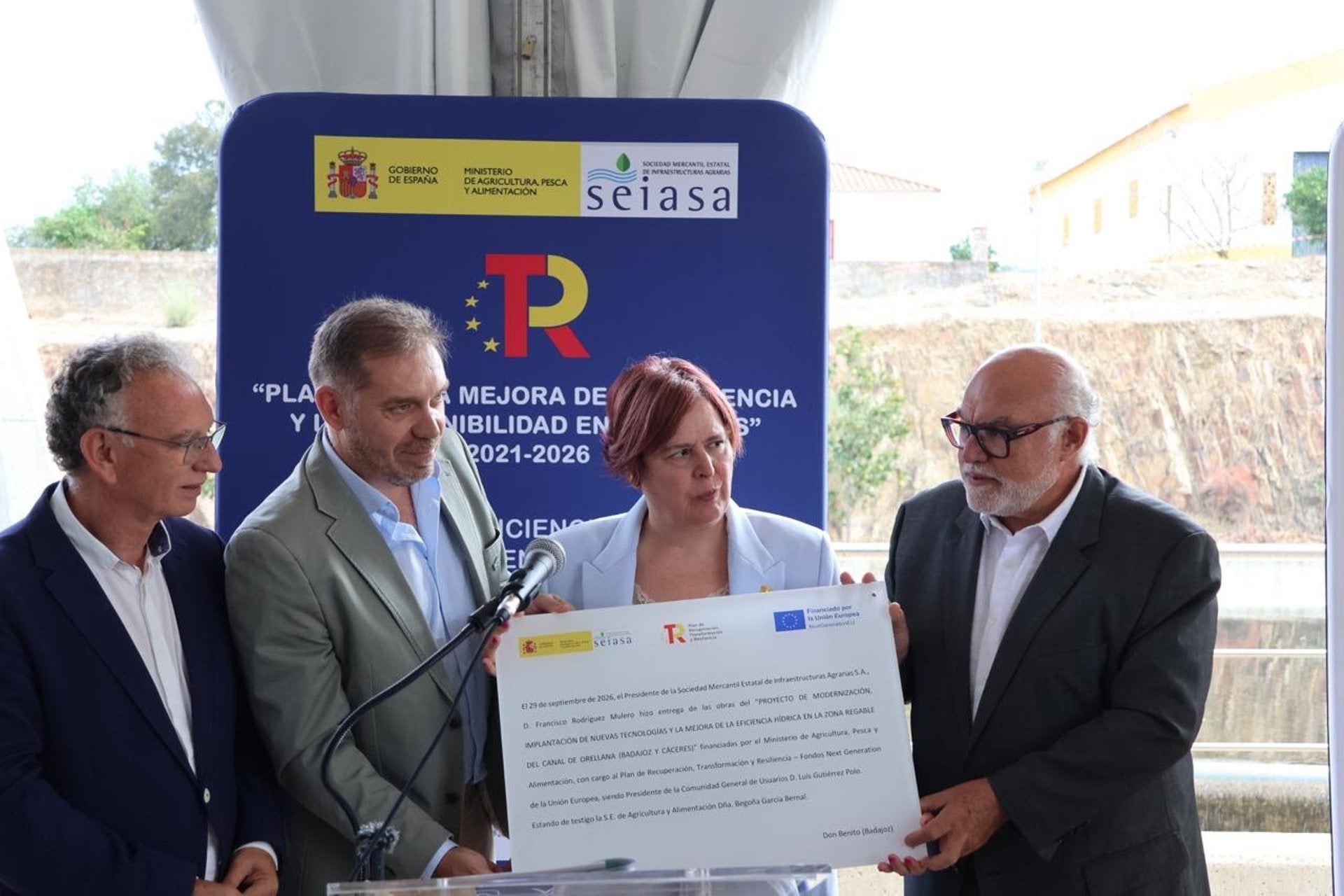 El Ministerio de Agricultura entrega a los regantes del Canal de Orellana obras de modernización tras invertir más de 25,6 millones El Ministerio de Agricultura entrega a los regantes del Canal de Orellana obras de modernización tras invertir más de 25,6 millones